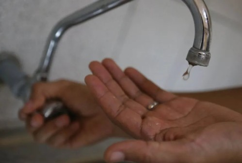 "Hace 48 horas que no sale una gota": vecinos reclaman por falta de agua en la zona de 72 y 153
