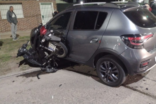 Un joven murió y otra lucha por su vida luego de chocar a gran velocidad en moto contra un auto en La Plata