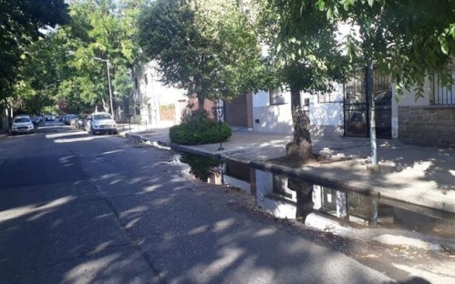 Frentistas de 67 entre 5 y 6 manifiestan que hay una "cloaca" en medio de la calle: "Estamos así hace más de un mes"