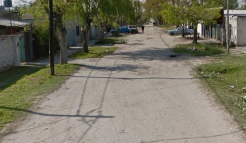 En Los Hornos piden que se asfalte una calle que vienen reclamando hace muchos años