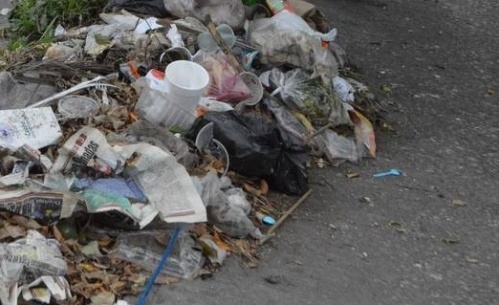 Vecinos de la zona de 56 y 159 pidieron que limpien las calles porque están llenas de basura