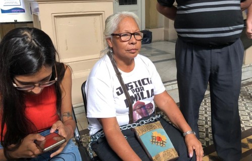 Se encadenó la madre de Emilia Uscamayta Curi en 7 y 56 para pedir justicia por su hija