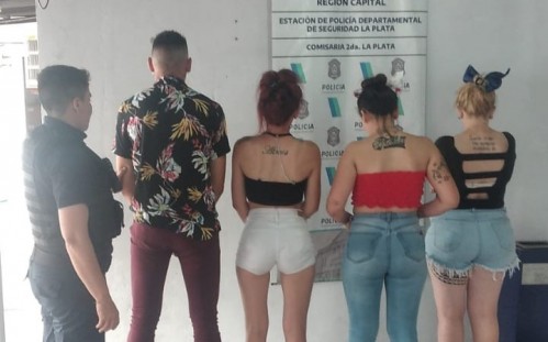 Un grupo de cuatro jóvenes quedaron detenidos por golpear a un cuidacohes en La Plata