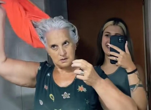 Una mamá platense se tiñó el pelo de "azul" por equivocación y la reacción que tuvo generó un increíble debate en las redes