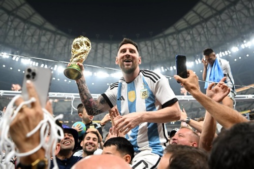 A seis meses de la obtención de la Copa del Mundo, se estrenó “Alta en el cielo”