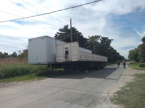 Frentistas de San Carlos denuncian que hay dos camiones mal estacionados que ya han causado accidentes