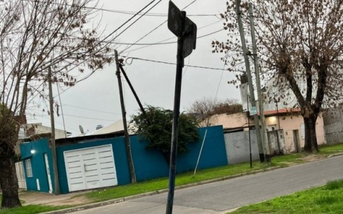 Vecinos de Tolosa piden que mejoren las condiciones de una cuadra porque hay "postes inclinados y cables tirados"