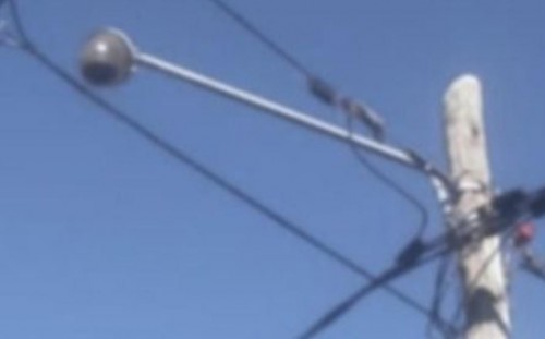 "Por favor, la luz es seguridad": en City Bell manifiestan que un foco no funciona hace 40 días