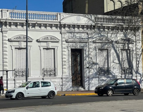 Desapareció el cartel y la vieja casona de la UCR en La Plata ya tiene nuevos inquilinos