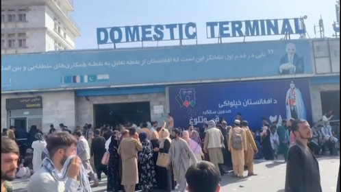 Caos en el aeropuerto de Kabul por los intentos de escape de la población