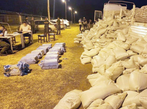 Efectivos de Gendarmería encontraron más de 420 kilos de cocaina escondidos que tenían como destino a Buenos Aires