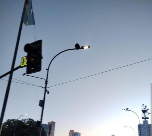 Un vecino pasó por la esquina de 14 y 50 y pidió que cambien la bandera de Argentina
