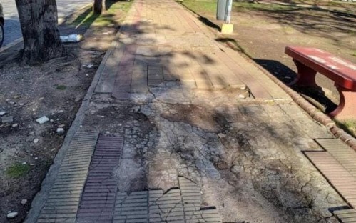 Vecinos piden que mejoren las veredas de Plaza España porque están "destrozadas"