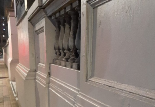 ¿La ves? La foto de la gatita escondida en un edificio platense que enloqueció a todos
