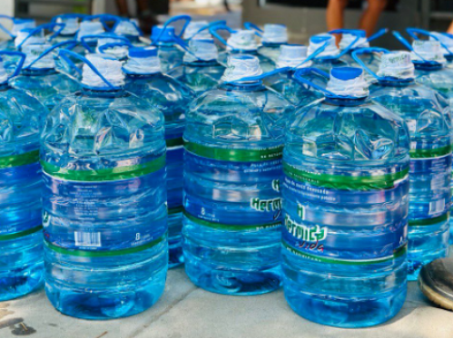 Gracias a un mega operativo, más de 160 escuelas platenses recibieron agua