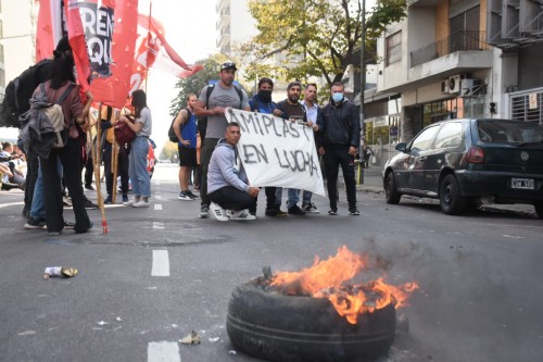 Trabajadores de una empresa recicladora de La Plata reclamaron en el Ministerio de Trabajo: "Hace meses venimos luchando"