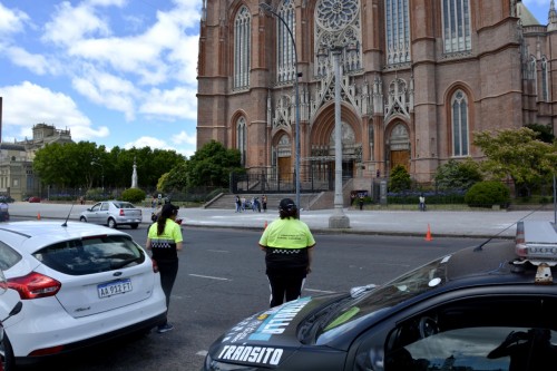 Refuerzan los controles de tránsito en la Catedral de La Plata durante las recibidas estudiantiles