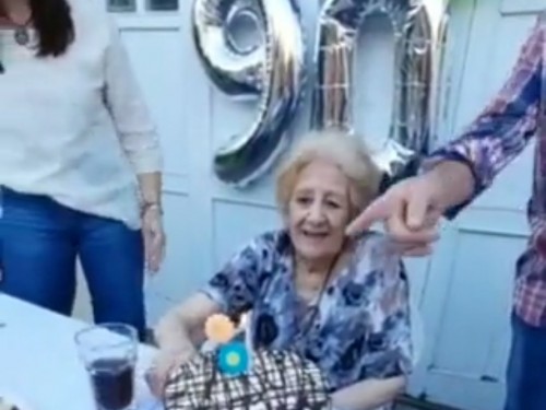Una abuela cumplió 90 años y, en vez de soplar la vela, se prendió un cigarrillo