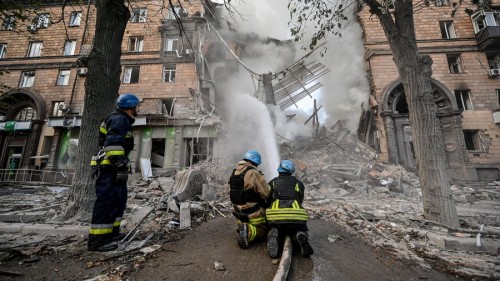 Murieron al menos 12 personas en nuevos bombardeos sobre Zaporiyia, en el sur de Ucrania