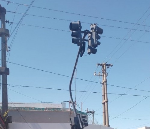Vecinos de Los Hornos piden por la reparación de semáforos en 140 y 52