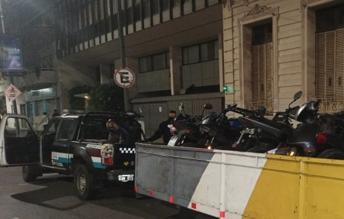 Importante operativo para evitar las "picadas" en Plaza Moreno: se secuestraron siete autos y quince motos