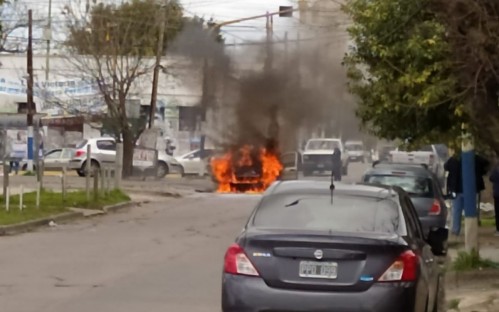 Un auto se prendió fuego en plena calle de La Plata y generó un gran revuelo