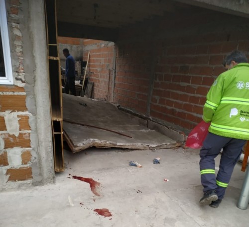 Se derrumbo una pared de una casa de Los Hornos: falleció una persona y otra resultó herida