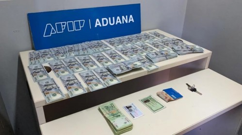 Un hombre quedó detenido tras intentar ingresar 40 mil dólares al país escondido en la medias