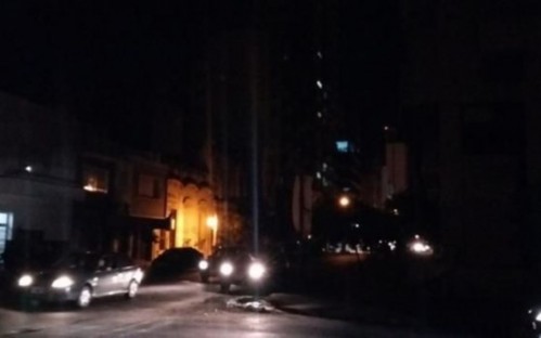 "Hace más de un mes que venimos reclamando", vecinos enojados por la falta de luminarias en Parque Castelli