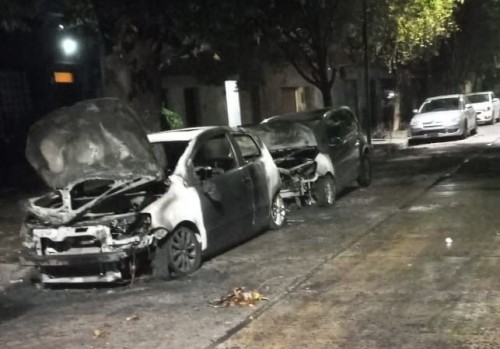 Los “quemacoches” no dan tregua en La Plata e incendiaron dos autos en La Loma: “Quedaron destrozados”