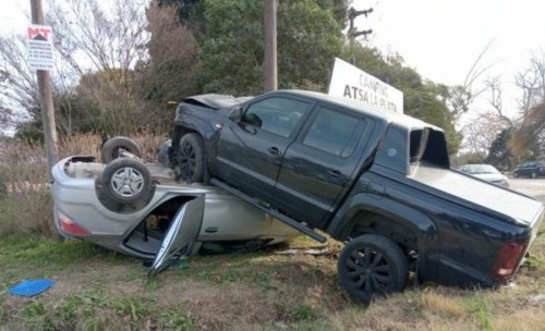 Un accidente de tránsito en Los Hornos terminó con un conductor muerto