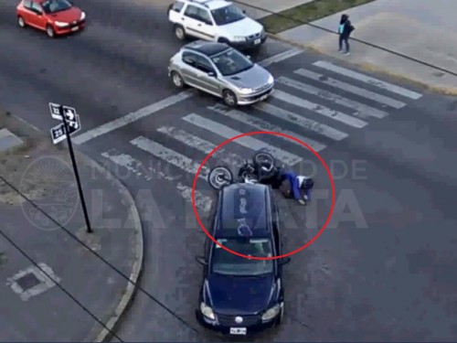 Un motociclista hizo una mala maniobra en La Plata, chocó y debió ser asistido por el SAME
