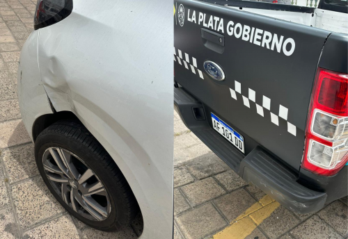 Mientras un concejal de La Plata hablaba sobre el caos del tránsito, un agente de control urbano le chocó su auto