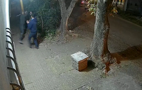 "Justicia a los palazos": dos jóvenes se cansaron de un delincuente en La Plata y lo esperaron para atacarlo con un palo