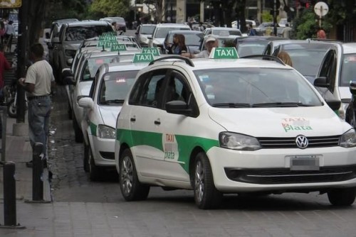 Taxistas platenses cuestionan a concejales de la oposición por “negarse a reconocer la inflación”
