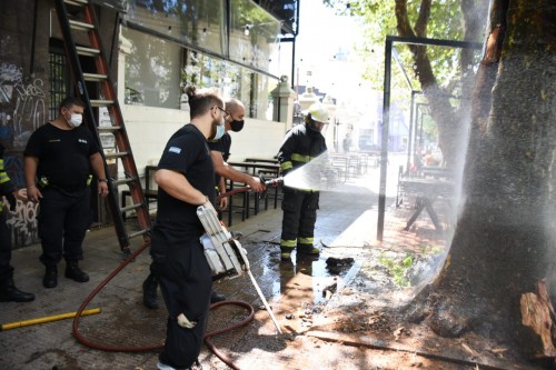 Un comerciante de Diagonal 74 prendió fuego un panal, se descontroló y tuvieron que apagarlo los bomberos