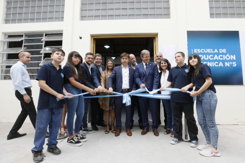 Kicillof entregó computadoras a estudiantes e inauguró un nuevo edificio escolar en Almirante Brown