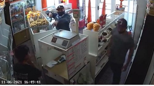 A punta de pistola, dos delincuentes robaron una panadería en pleno centro platense