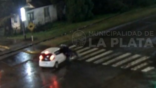 Motociclista pasó el semáforo en rojo y lo chocó un auto en La Plata: fue asistido por el SAME