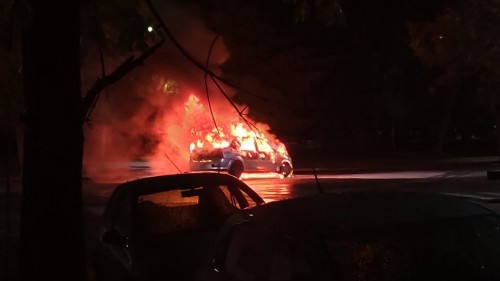 Chocó contra un colectivo y se prendió fuego en La Plata