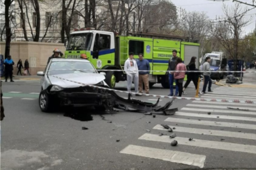 Dos autos chocaron frente a Gobernación, dañaron un transformador y provocaron un corte de luz en el centro de La Plata