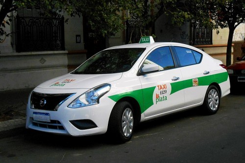 Ya rige la tarifa nocturna para taxis en La Plata: cuánto vale la bajada de bandera y la ficha