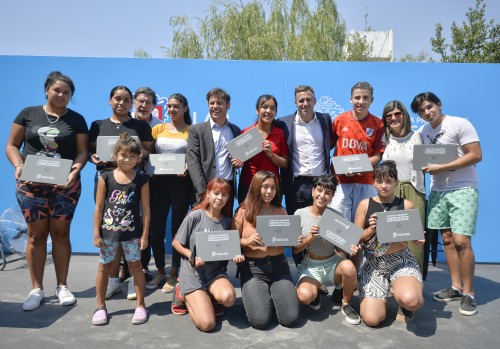 Kicillof inauguró un edificio escolar en Pilar y entregó computadora a sus estudiantes