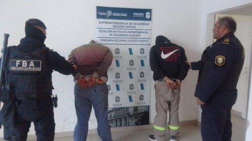 Dos delincuentes fueron detenidos tras intentar entrar a robar a un edificio con una barreta en La Plata