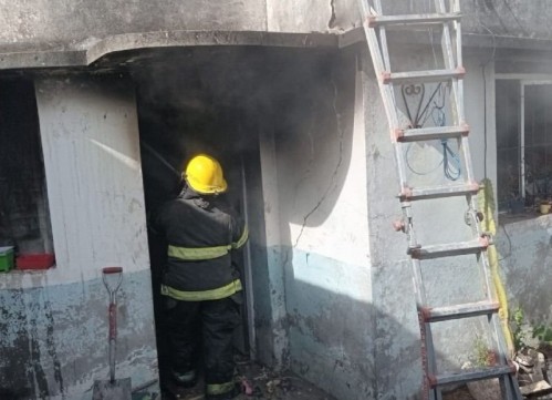 Voraz incendio en Berisso: un hombre en silla de ruedas murió tras quedar atrapado en las llamas