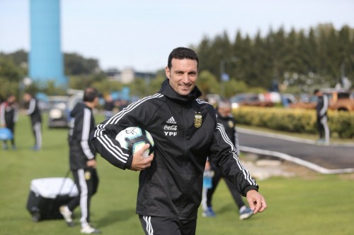 Lionel Scaloni llegó a Venezuela con los únicos dos jugadores del fútbol argentino citados