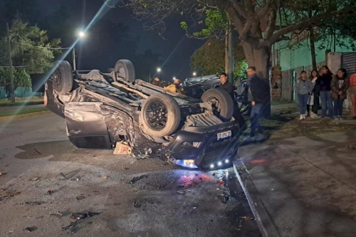 Un automovilista volcó y provocó un choque múltiple en La Plata