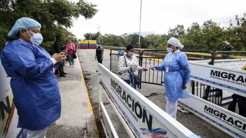 En los pasos fronterizos, Colombia vacunará contra el COVID-19 a los migrantes