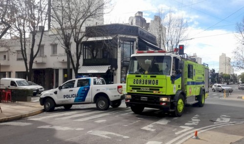Incendio y tensión en un local gastronómico de La Plata a metros del Teatro Coliseo Podestá