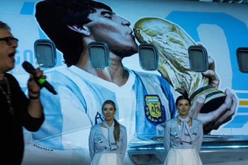 Emotiva presentación del "Tango D10S", el avión que homenajea a Diego Maradona